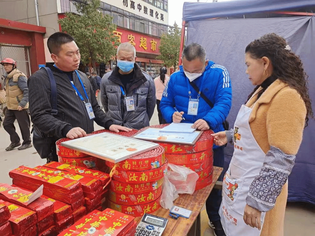 楚雄市应急管理局开展&ldquo;烟花爆竹经营安全专项治理巡查宣传共建平安楚雄&rdquo;志愿服务活动